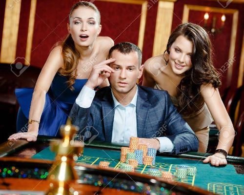 8077018-homme-avec-deux-femmes-jouant-à-la-roulette-au-casino-la-dépendance-à-l-jeu-